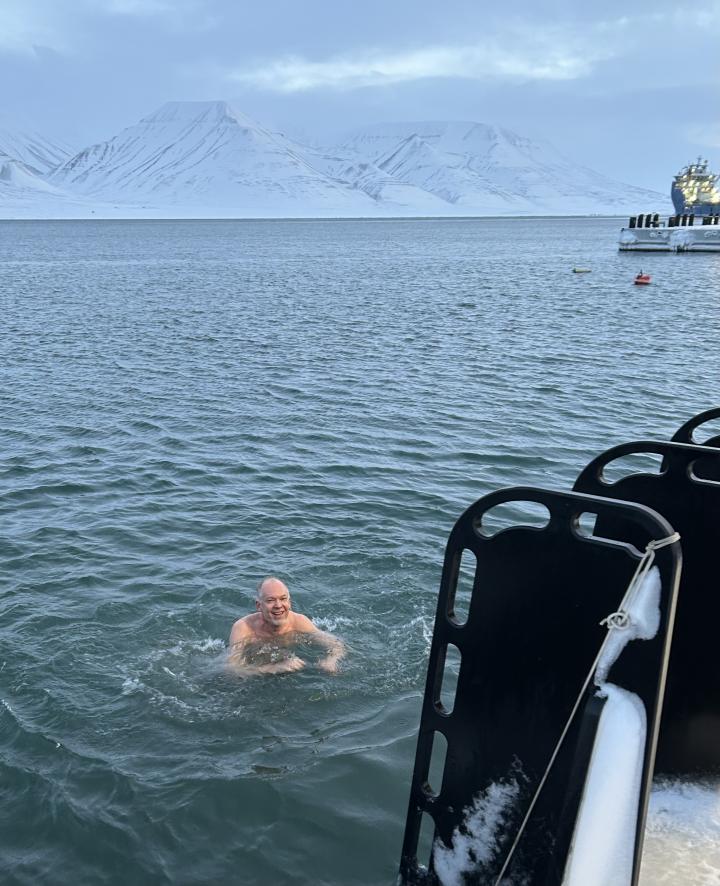 Refreshing swim in the harbor | Svalbard, Longyearbyen