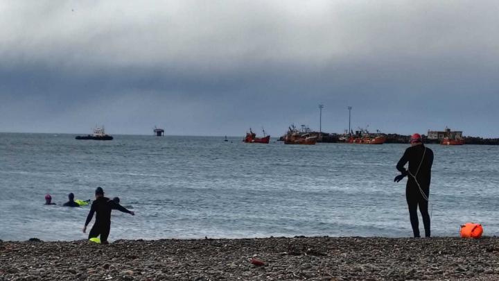 Nado en Caleta Córdoba con lluvia | Argentina, Chubut, Comodoro Rivadavia